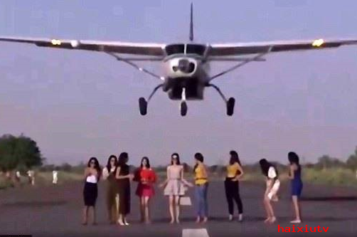 秀场直播 女模在跑道拍片飞机从头上起飞被吓傻1