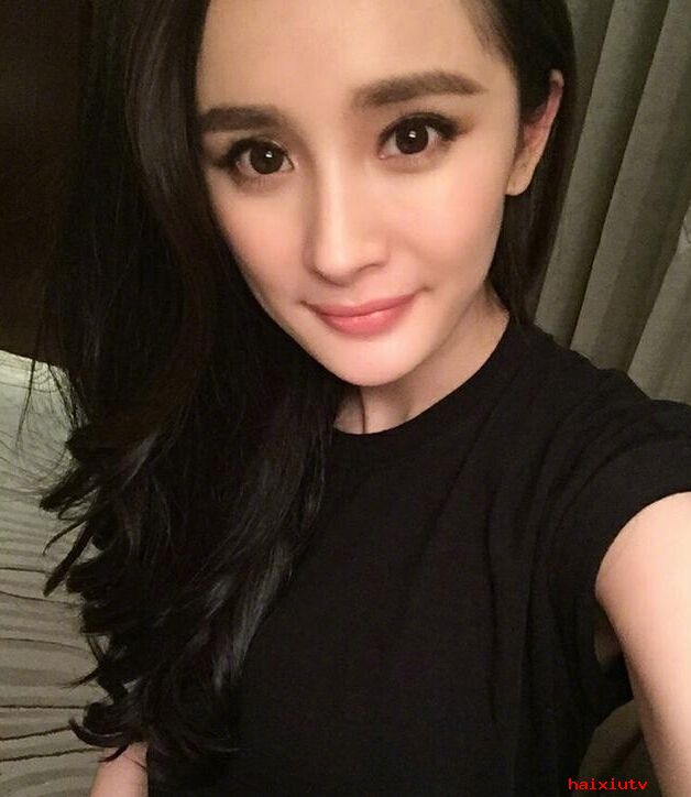美女秀场杨幂调皮过七夕,杨幂曾因自拍总是只露半张脸而被网友热议