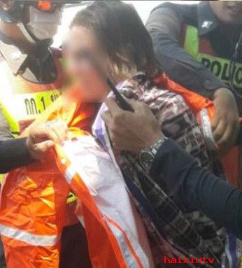 网站聊天室泰国洋妞难耐天气炎热 竟脱衣街头暴走2
