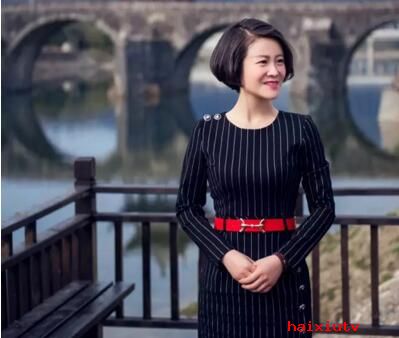 网站美女直播间 女镇长拍写真走红宣传小镇2