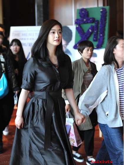 聊天室新闻 蒋欣低调现身被吐槽像孕妇微胖界称王1