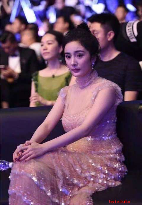 秀场聊天室新闻 杨幂捞金发际线回归露香肩抢镜3
