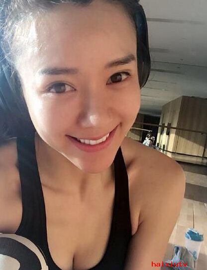 网站聊天室新闻 周韦彤跳水秀泳衣脱落性感1