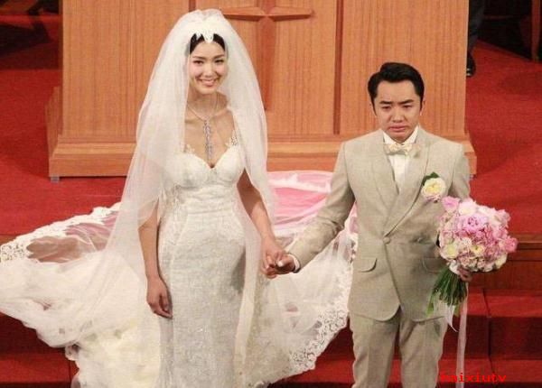 网站聊天室新闻 李亚男晒泳装照秀事业线1