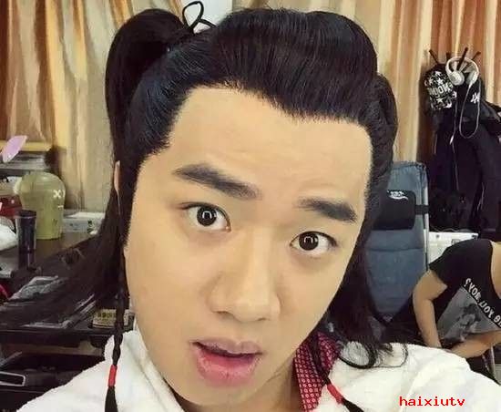 网站聊天室新闻 李亚男晒泳装照秀事业线3