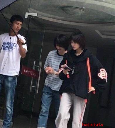网站聊天室新闻 郑爽带替身出席真伪难辨1