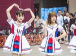 女团热舞引围观 美女主播等你来