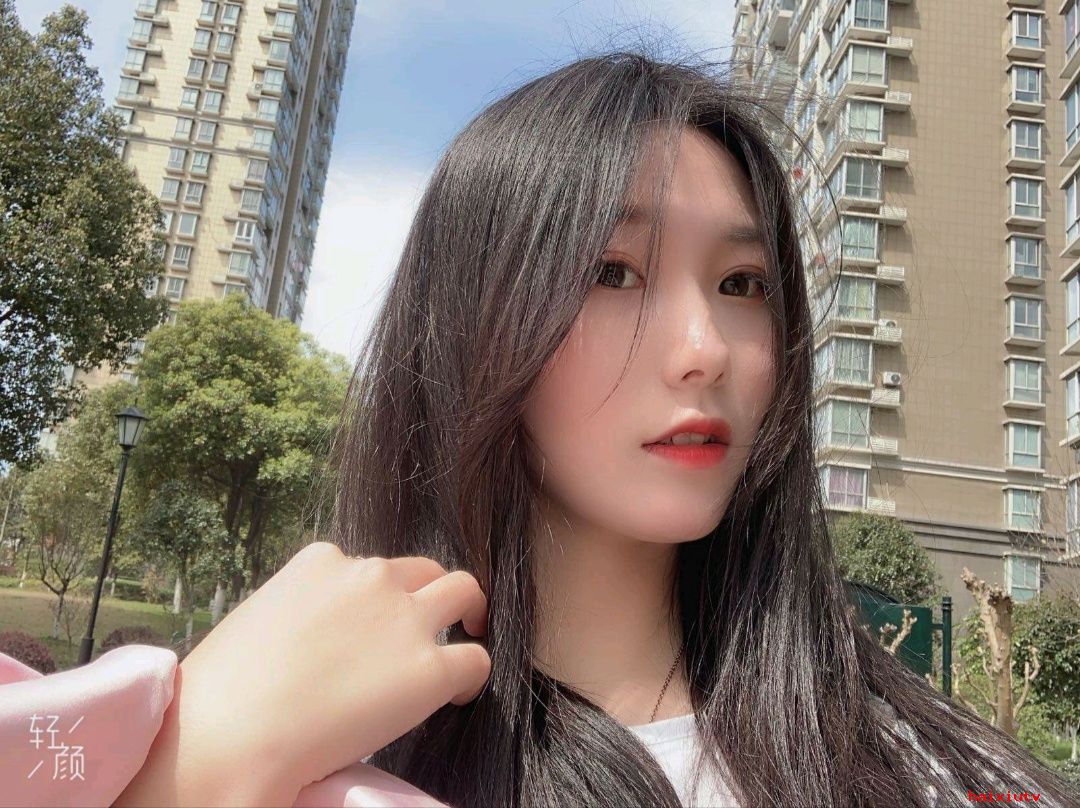 贫民窟女孩美女直播间 主播喝奶要补形——随随